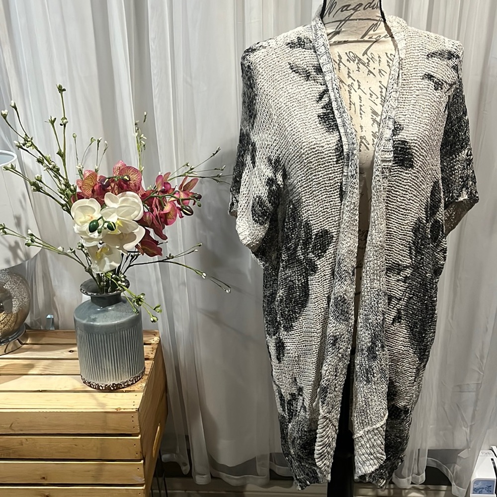 The brand is Abercrombie & Fitch. It’s a one-size and is cream color with black.